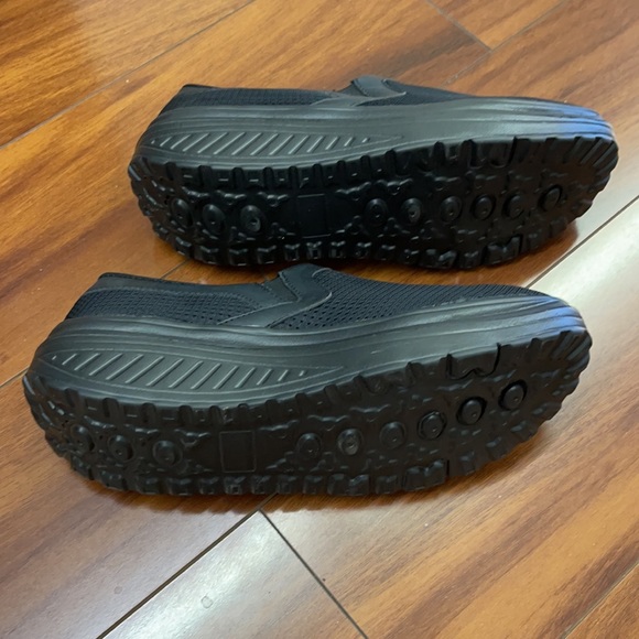 Super comfy black slip on shoes NEW - Picture 4 of 4